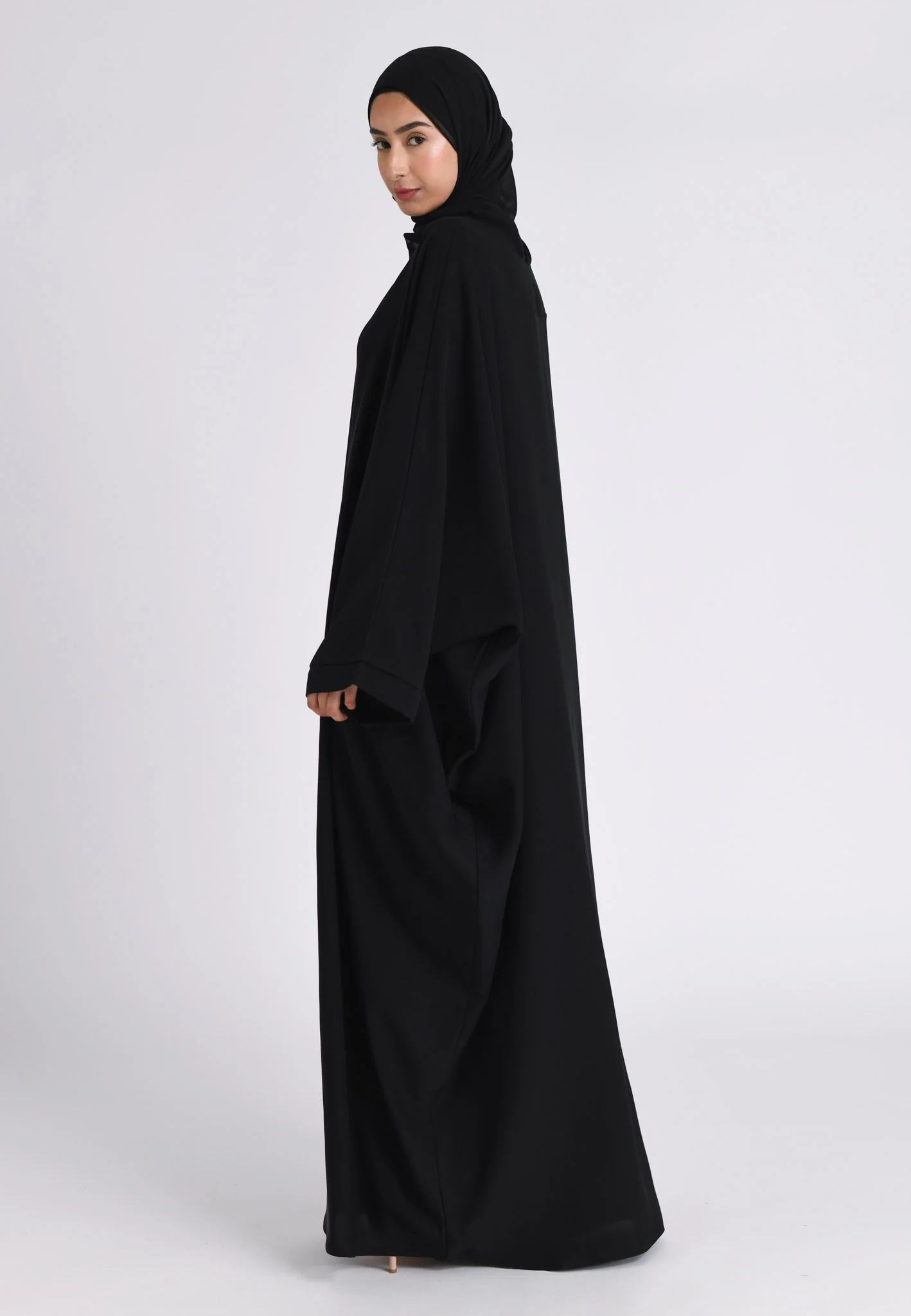 Plain Black Closed Farasha (Premium) - Hayah Al-Muslimah