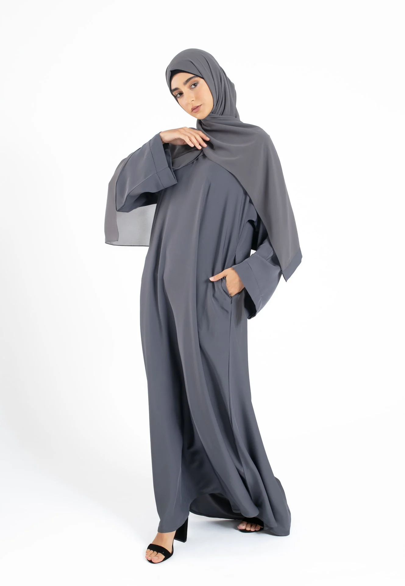 Plain Closed Abaya With Zip Pockets & Wide Sleeves - Pebble Grey - Hayah Al-Muslimah